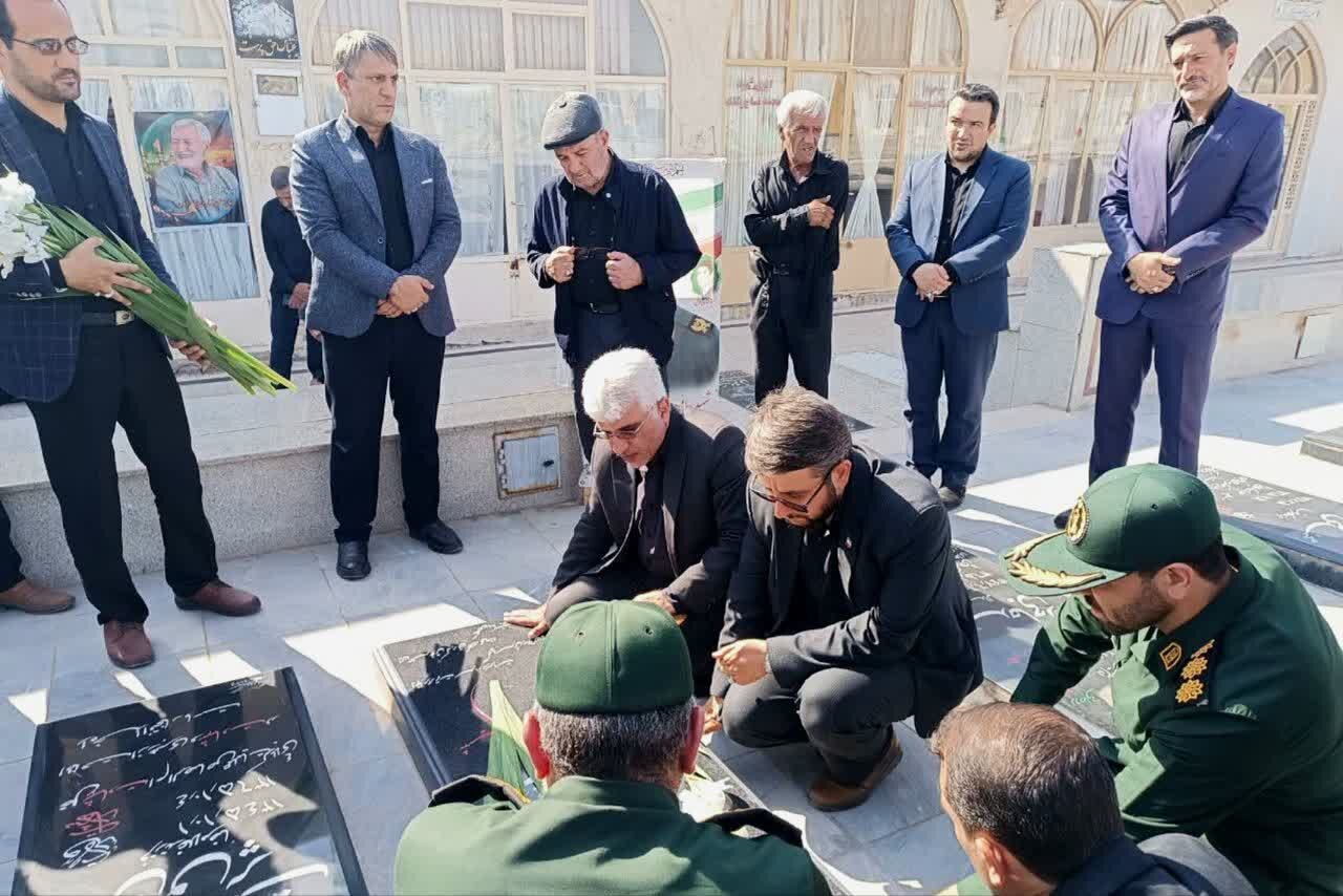 گلزار شهدای شهرستان آران و بیدگل غبارروبی و عطرافشانی شد