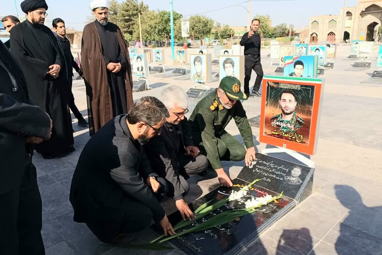 گلزار شهدای شهرستان آران و بیدگل غبارروبی و عطرافشانی شد