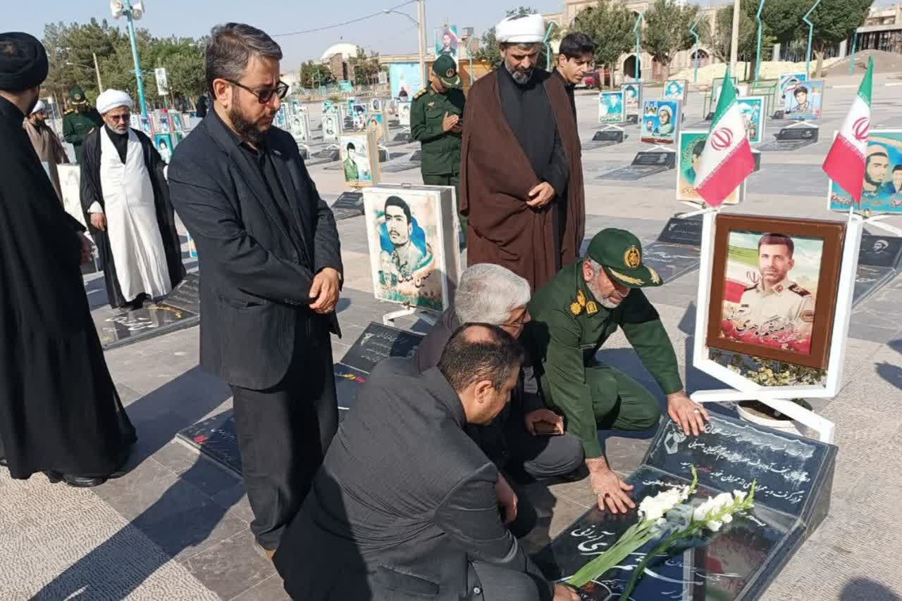 گلزار شهدای شهرستان آران و بیدگل غبارروبی و عطرافشانی شد