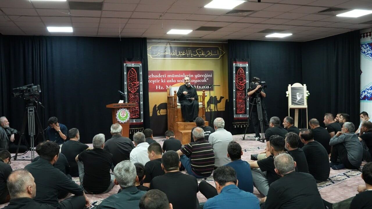 اشکهای محرم در مسجد کوثر استانبول؛ تأملی بر پیام صبر و شکر در مکتب کربلا
