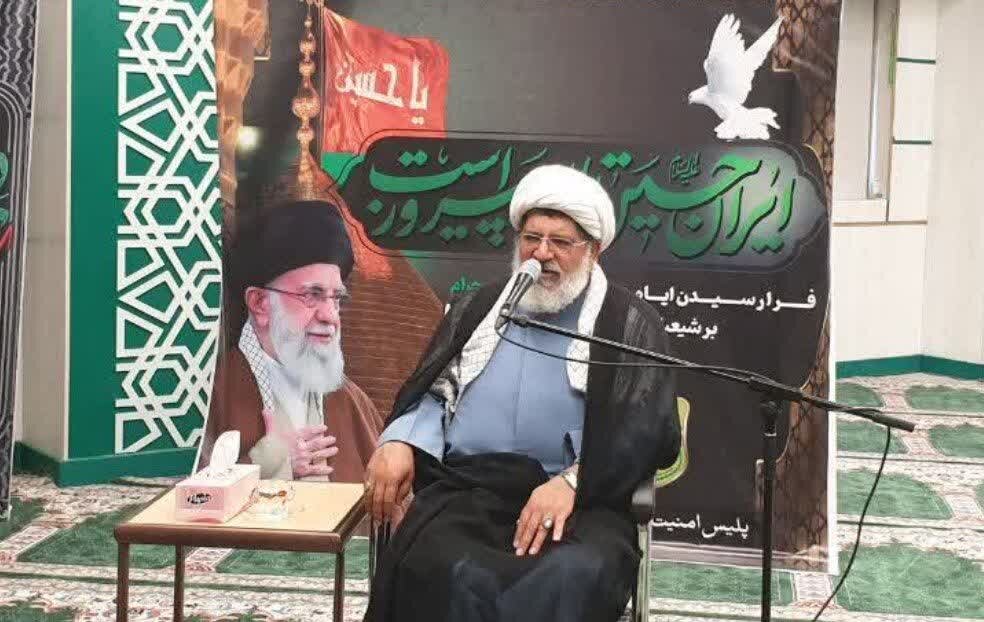 خون امام حسین(ع) جامعه را از جهل، انحراف و گمراهی نجات می‌دهد