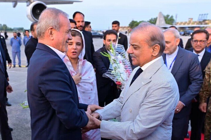 ایرانی صدر ڈاکٹر مسعود پزشکیان ایک روزہ دورہ پر پاکستان پہنچ گئے