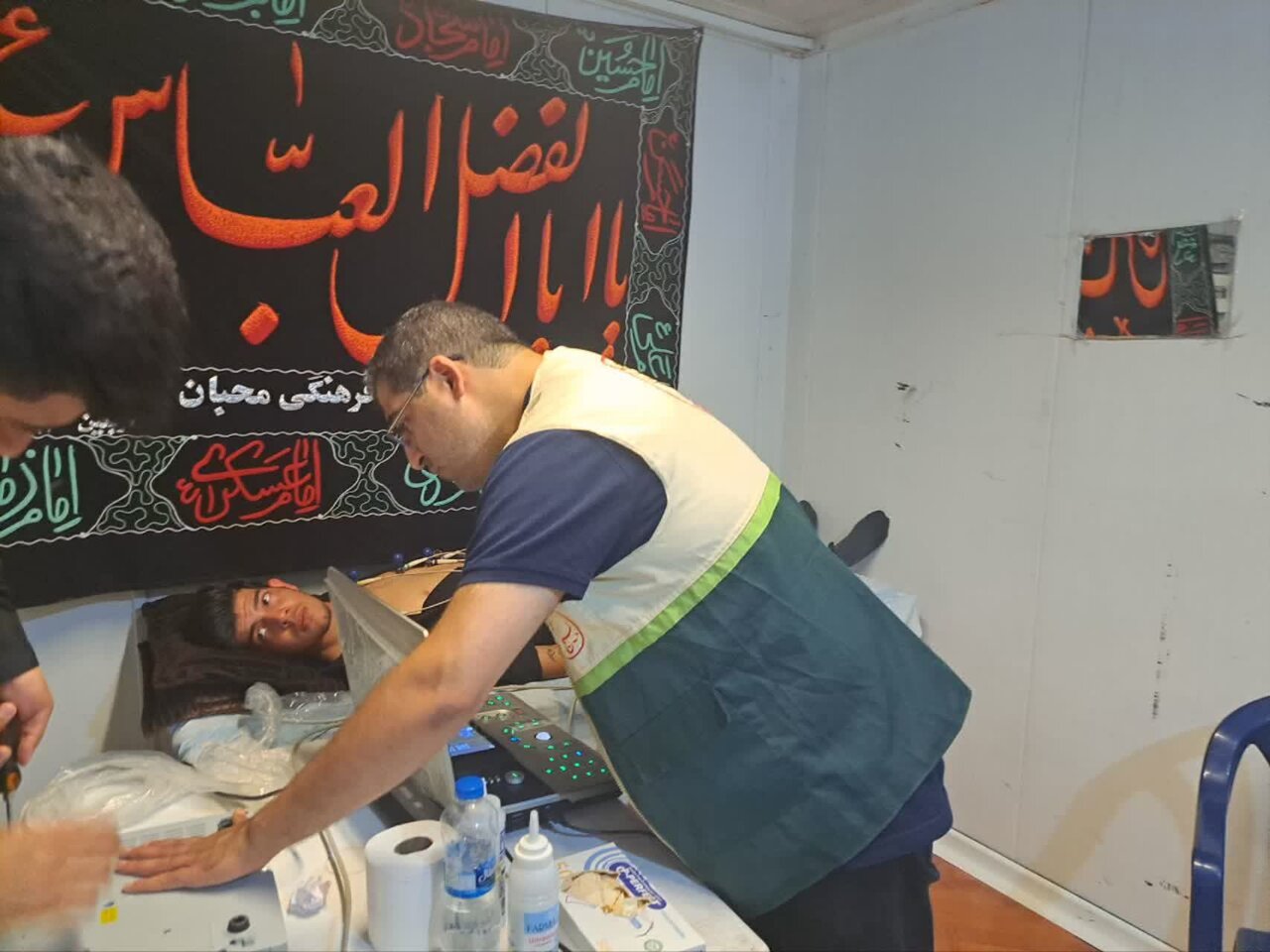 تجلی خدمت جهادی متخصصین قلب و عروق به عزاداران حسینی در کاشان+تصاویر