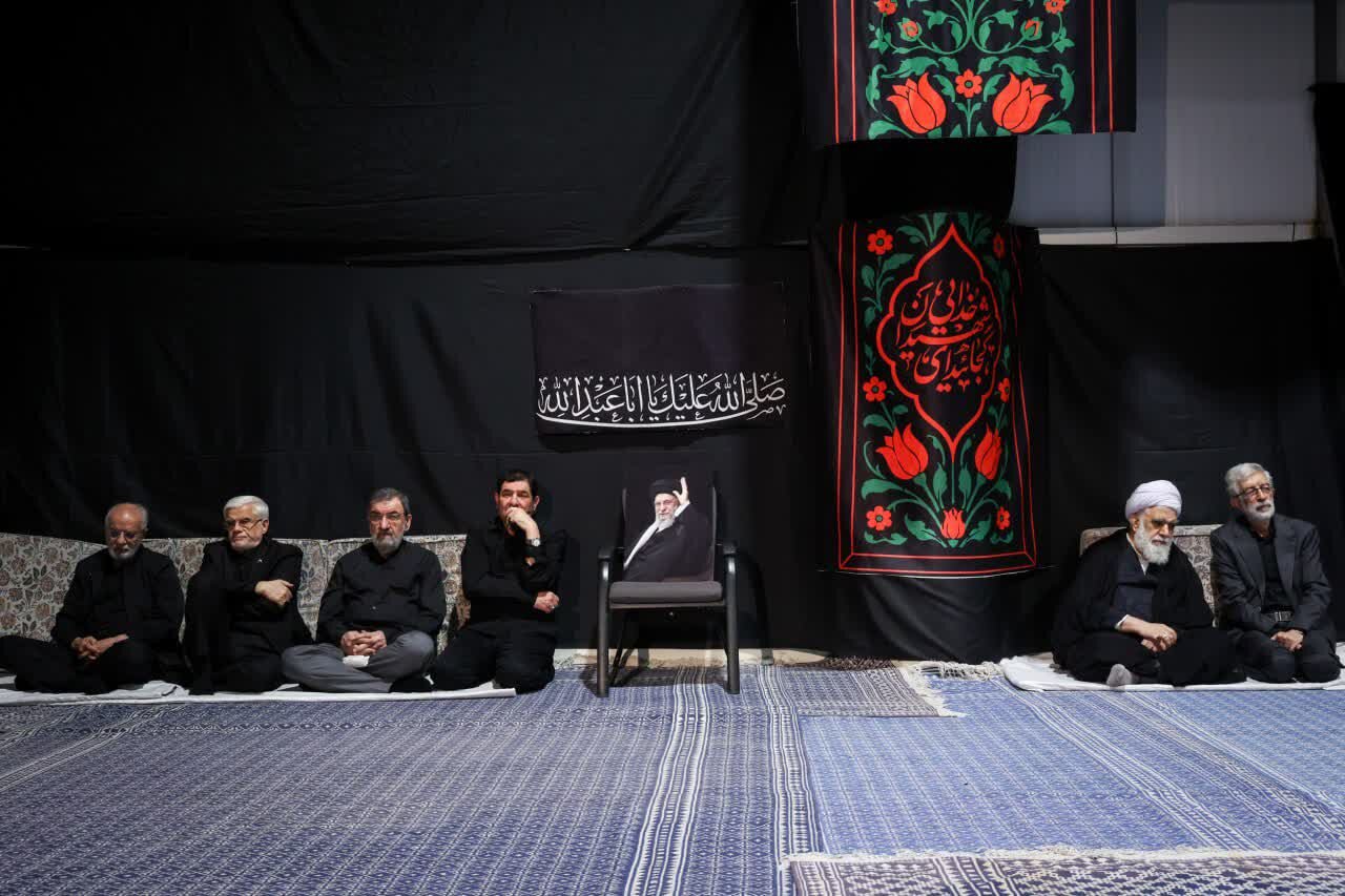 آلافُ المُعزّينَ يُحيونَ ليلةَ التاسعِ من المُحرّمِ بجوار الروضة الملكوتية لارتقاء القائد الشهيد للثورة الإسلامية + صور