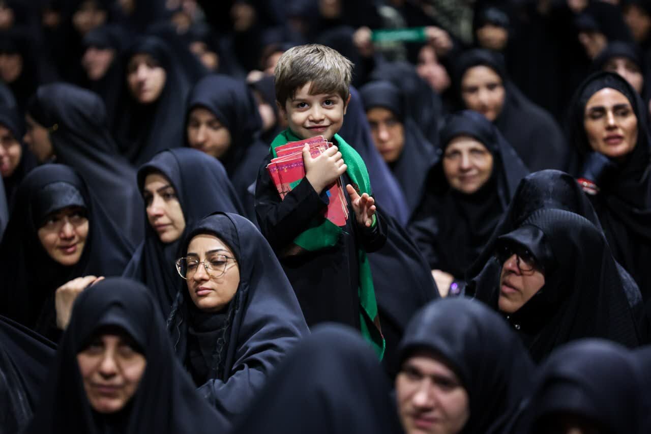آلافُ المُعزّينَ يُحيونَ ليلةَ التاسعِ من المُحرّمِ بجوار الروضة الملكوتية لارتقاء القائد الشهيد للثورة الإسلامية + صور