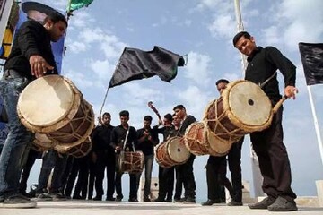 فیلم| مراسم دمام‌زنی در شب تاسوعای حسینی در پل‌خواجو اصفهان