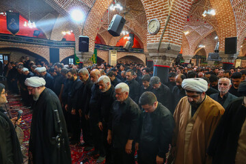 تصاویر/ اقامه نماز ظهر و عصر تاسوعای حسینی در تبریز