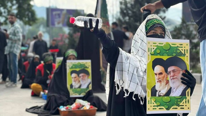 تصاویر/ عزاداری حسینی همراه با اقامهٔ نماز جماعت در جامو و کشمیر