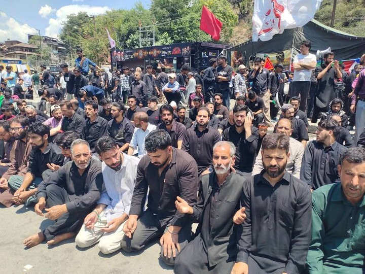 تصاویر/ عزاداری حسینی همراه با اقامهٔ نماز جماعت در جامو و کشمیر