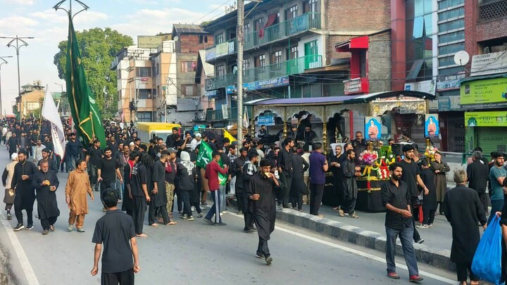 تصاویر/ عزاداری حسینی همراه با اقامهٔ نماز جماعت در جامو و کشمیر