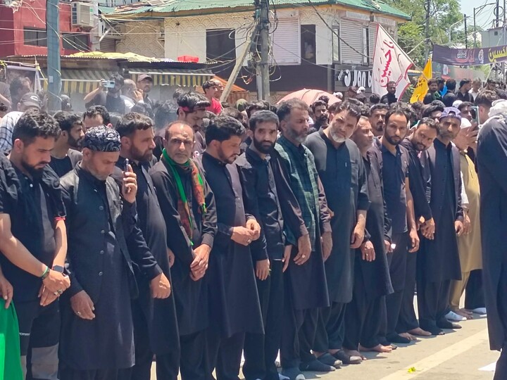 تصاویر/ عزاداری حسینی همراه با اقامهٔ نماز جماعت در جامو و کشمیر