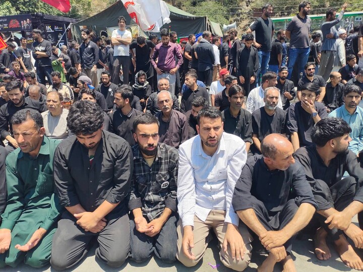 تصاویر/ عزاداری حسینی همراه با اقامهٔ نماز جماعت در جامو و کشمیر