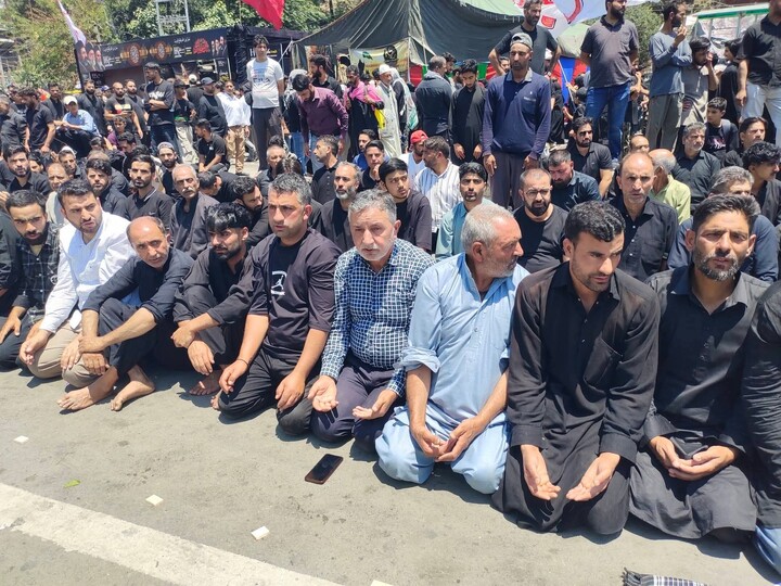 تصاویر/ عزاداری حسینی همراه با اقامهٔ نماز جماعت در جامو و کشمیر