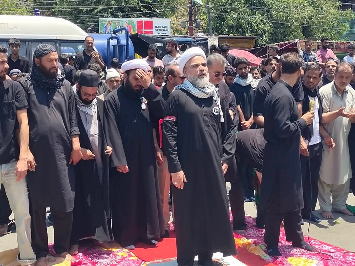 تصاویر/ عزاداری حسینی همراه با اقامهٔ نماز جماعت در جامو و کشمیر
