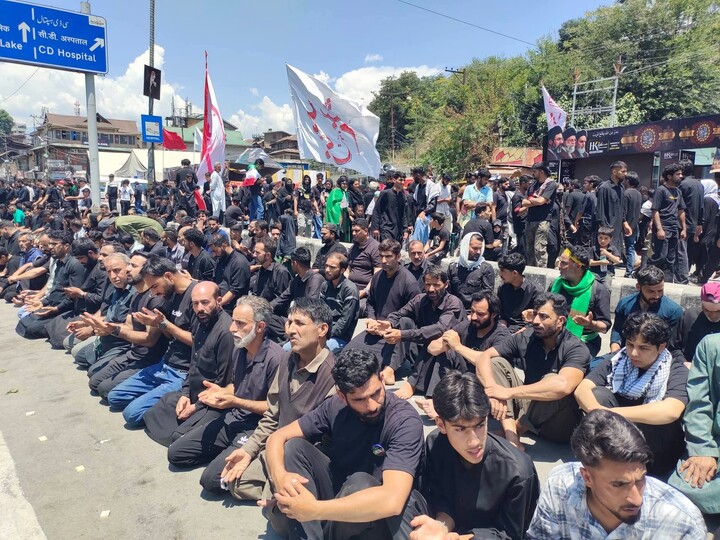 تصاویر/ عزاداری حسینی همراه با اقامهٔ نماز جماعت در جامو و کشمیر