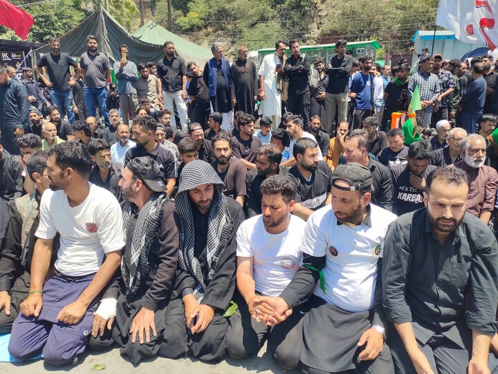 تصاویر/ عزاداری حسینی همراه با اقامهٔ نماز جماعت در جامو و کشمیر