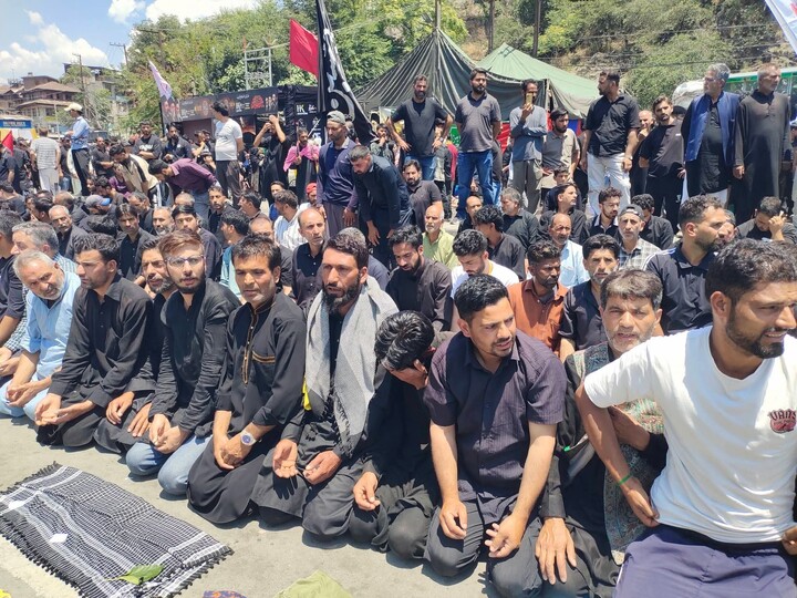 تصاویر/ عزاداری حسینی همراه با اقامهٔ نماز جماعت در جامو و کشمیر