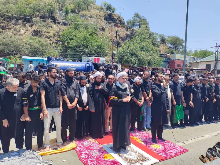 تصاویر/ عزاداری حسینی همراه با اقامهٔ نماز جماعت در جامو و کشمیر