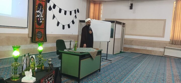 تصاویر/ ویژه برنامه سوگواری ایام شهادت سیدالشهدا (ع) در مدرسه علمیه حضرت زینب(س) کرمان