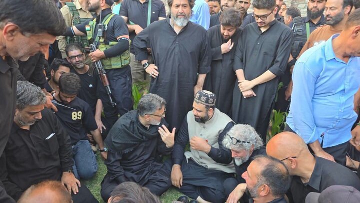 تصاویر/ عزاداری حسینی همراه با اقامهٔ نماز جماعت در جامو و کشمیر