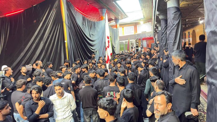 تصاویر/ عزاداری حسینی همراه با اقامهٔ نماز جماعت در جامو و کشمیر