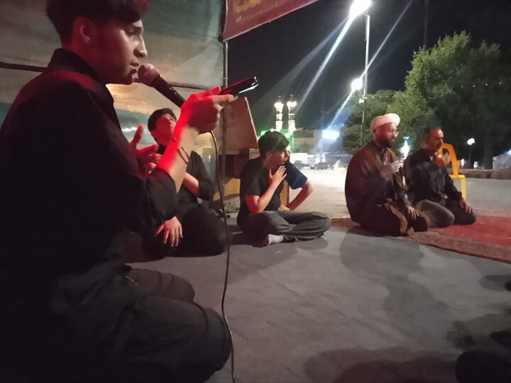 تصاویر / خدمت رسانی طلاب تویسرکانی به عزاداران حسینی