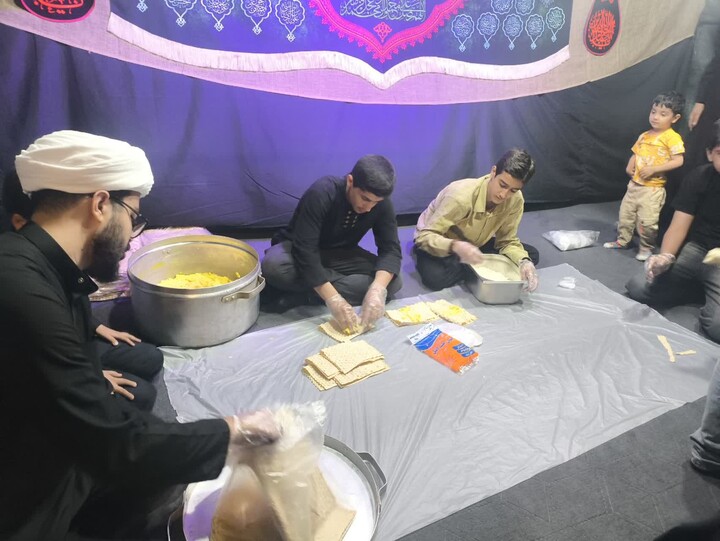 تصاویر / خدمت رسانی طلاب تویسرکانی به عزاداران حسینی