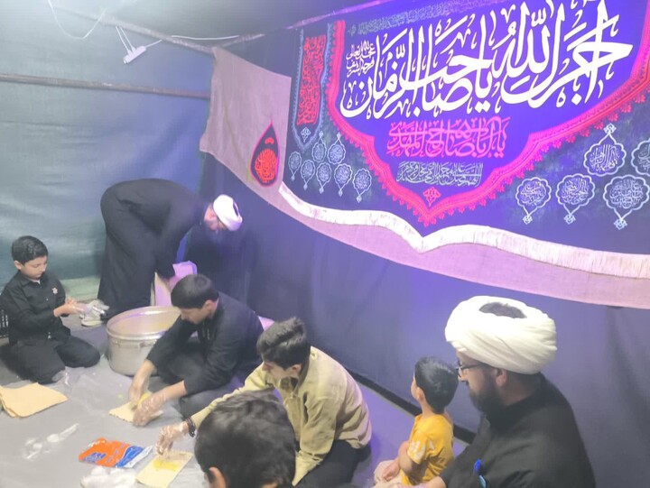 تصاویر / خدمت رسانی طلاب تویسرکانی به عزاداران حسینی