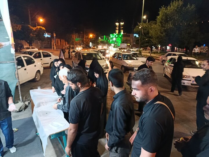 تصاویر / خدمت رسانی طلاب تویسرکانی به عزاداران حسینی