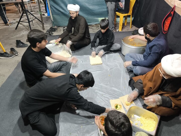 تصاویر / خدمت رسانی طلاب تویسرکانی به عزاداران حسینی