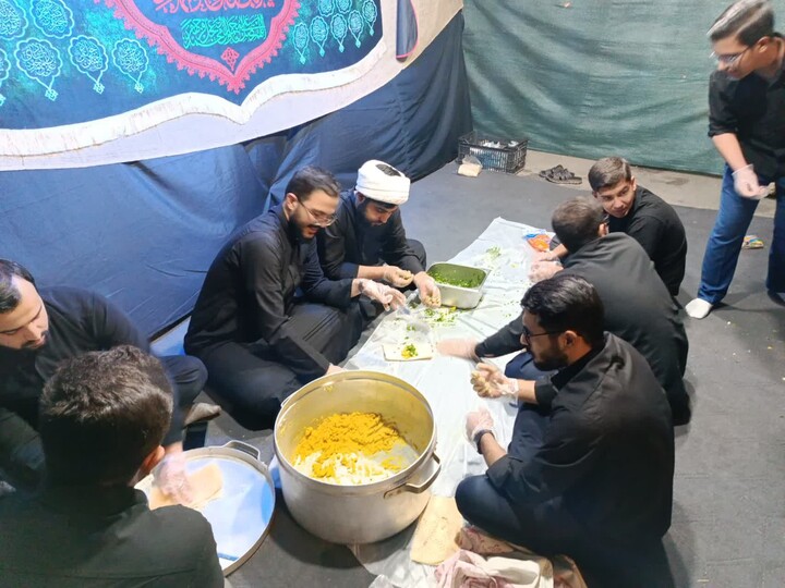 تصاویر / خدمت رسانی طلاب تویسرکانی به عزاداران حسینی