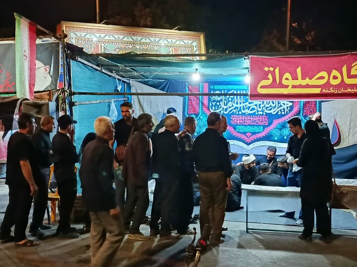 تصاویر / خدمت رسانی طلاب تویسرکانی به عزاداران حسینی