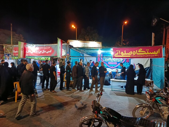 تصاویر / خدمت رسانی طلاب تویسرکانی به عزاداران حسینی