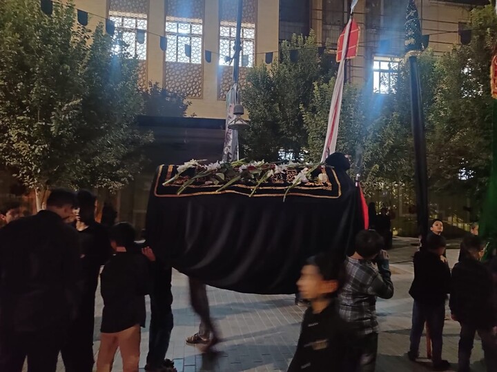 تصاویر / قم المقدسہ میں آٹھ محرم الحرام کے موقع پر مجمع علماء و طلابِ ہند مقیم قم کے زیرِ اہتمام ایک عظیم الشان جلوسِ عزا برآمد ہوا