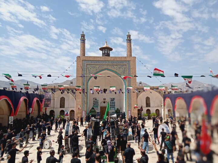 تصاویر/ اجتماع مردمی و قافله عزاداری ظهر تاسوعا درآستان علی بن باقر(ع)