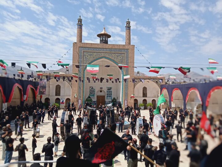 تصاویر/ اجتماع مردمی و قافله عزاداری ظهر تاسوعا درآستان علی بن باقر(ع)