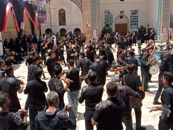 تصاویر/ اجتماع مردمی و قافله عزاداری ظهر تاسوعا درآستان علی بن باقر(ع)