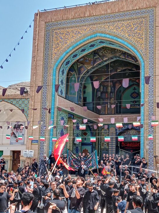 تصاویر/ اجتماع مردمی و قافله عزاداری ظهر تاسوعا درآستان علی بن باقر(ع)