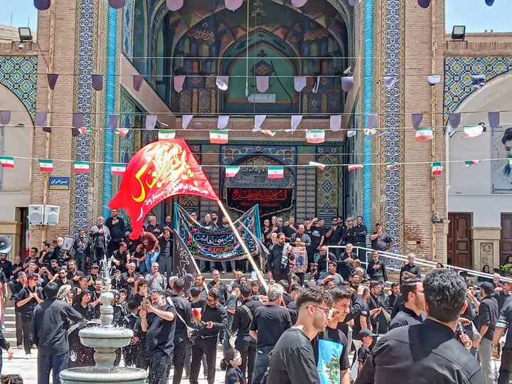 تصاویر/ اجتماع مردمی و قافله عزاداری ظهر تاسوعا درآستان علی بن باقر(ع)