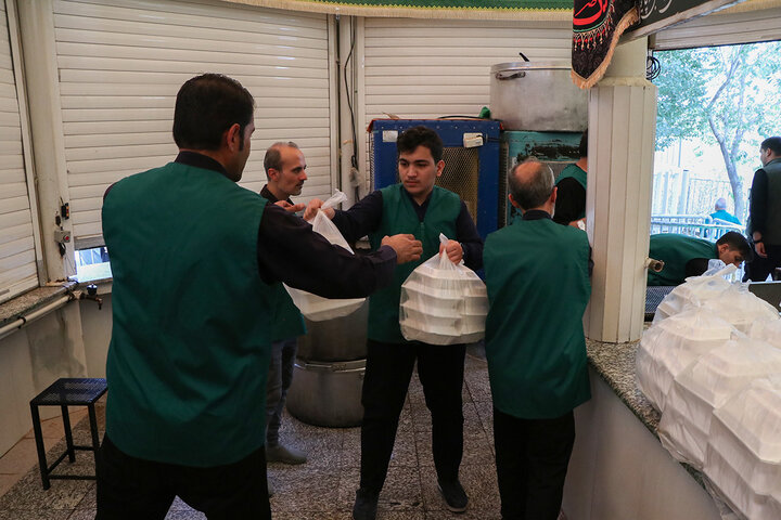 اطعام عزاداران تاسوعای حسینی در حرم بانوی کرامت