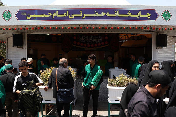 اطعام عزاداران تاسوعای حسینی در حرم بانوی کرامت