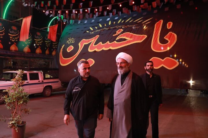 تصاویر/ حضور نماینده رهبر معظم انقلاب در استان در دسته عزاداری هیئت امام حسین(ع) سمنان