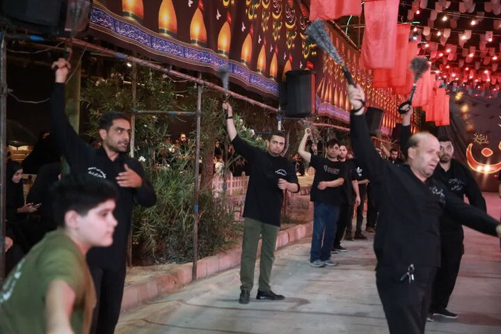 تصاویر/ حضور نماینده رهبر معظم انقلاب در استان در دسته عزاداری هیئت امام حسین(ع) سمنان
