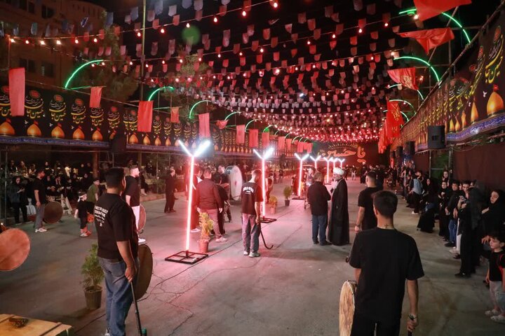 تصاویر/ حضور نماینده رهبر معظم انقلاب در استان در دسته عزاداری هیئت امام حسین(ع) سمنان