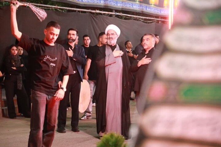تصاویر/ حضور نماینده رهبر معظم انقلاب در استان در دسته عزاداری هیئت امام حسین(ع) سمنان