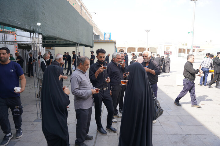 پذیرایی جانبازان از عزاداران تاسوعای حسینی در حرم حضرت معصومه (س)