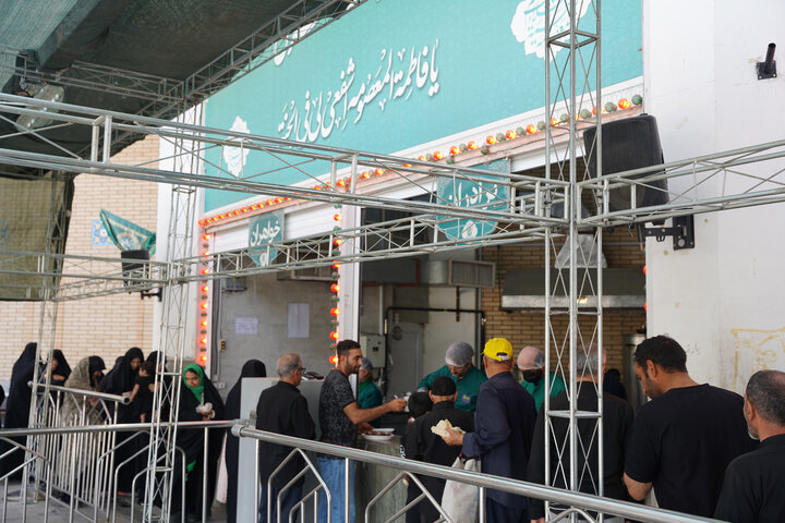 پذیرایی جانبازان از عزاداران تاسوعای حسینی در حرم حضرت معصومه (س)