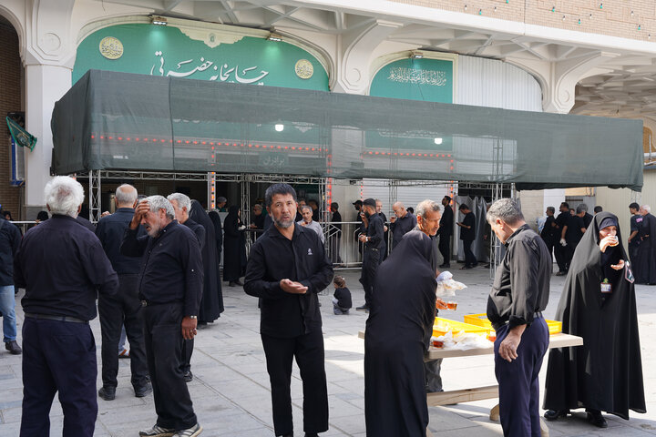 پذیرایی جانبازان از عزاداران تاسوعای حسینی در حرم حضرت معصومه (س)