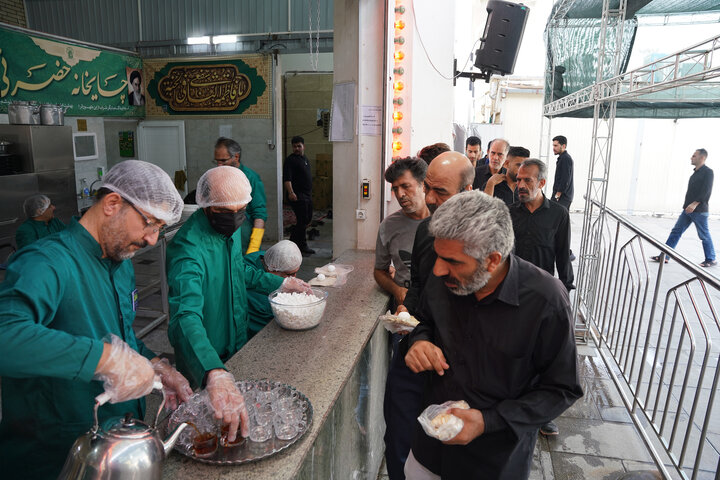پذیرایی جانبازان از عزاداران تاسوعای حسینی در حرم حضرت معصومه (س)