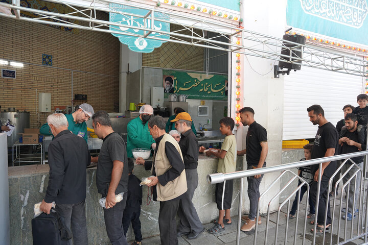 پذیرایی جانبازان از عزاداران تاسوعای حسینی در حرم حضرت معصومه (س)
